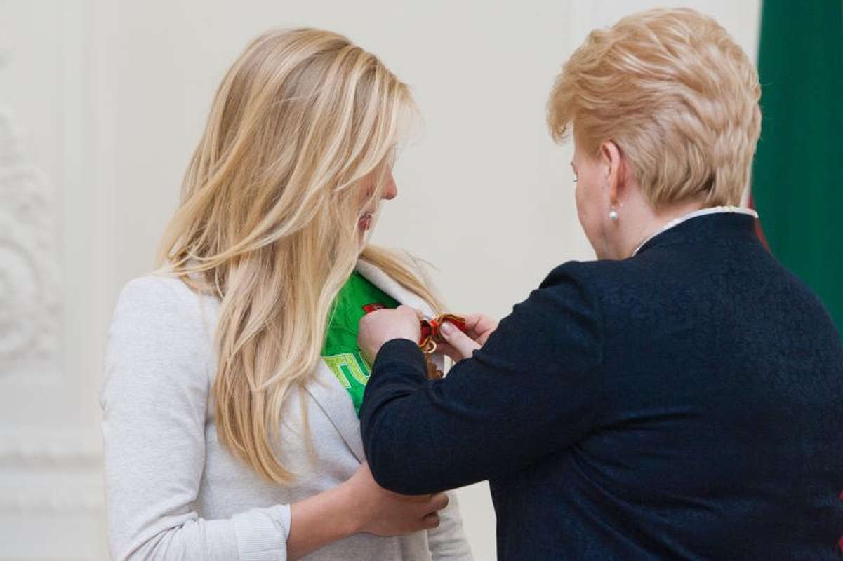 Prezidentė ordinu apdovanojo olimpinę čempionę R.Meilutytę