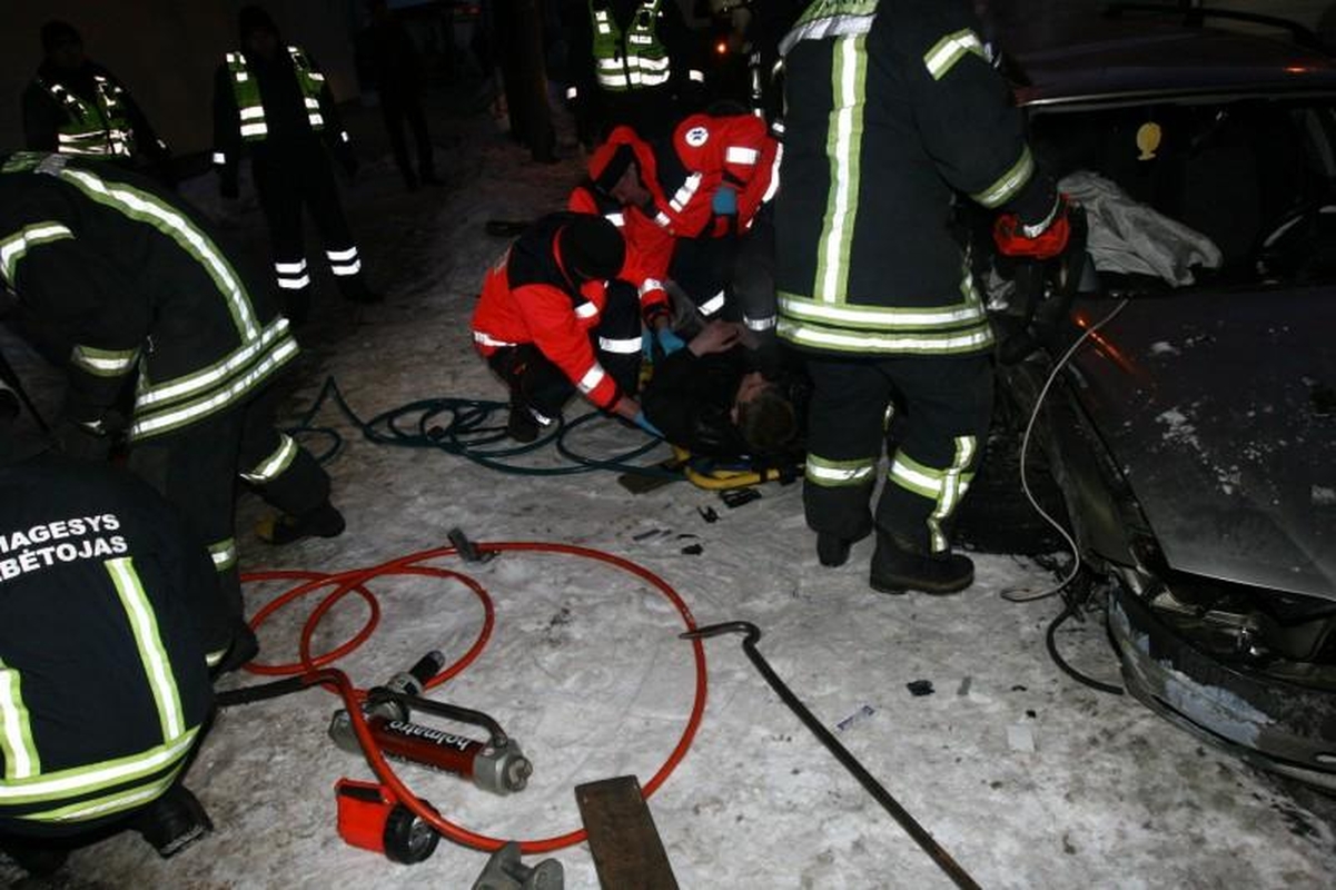 Sprukdami nuo policijos jaunuoliai Vilniaus centre atsitrenkė į medį 