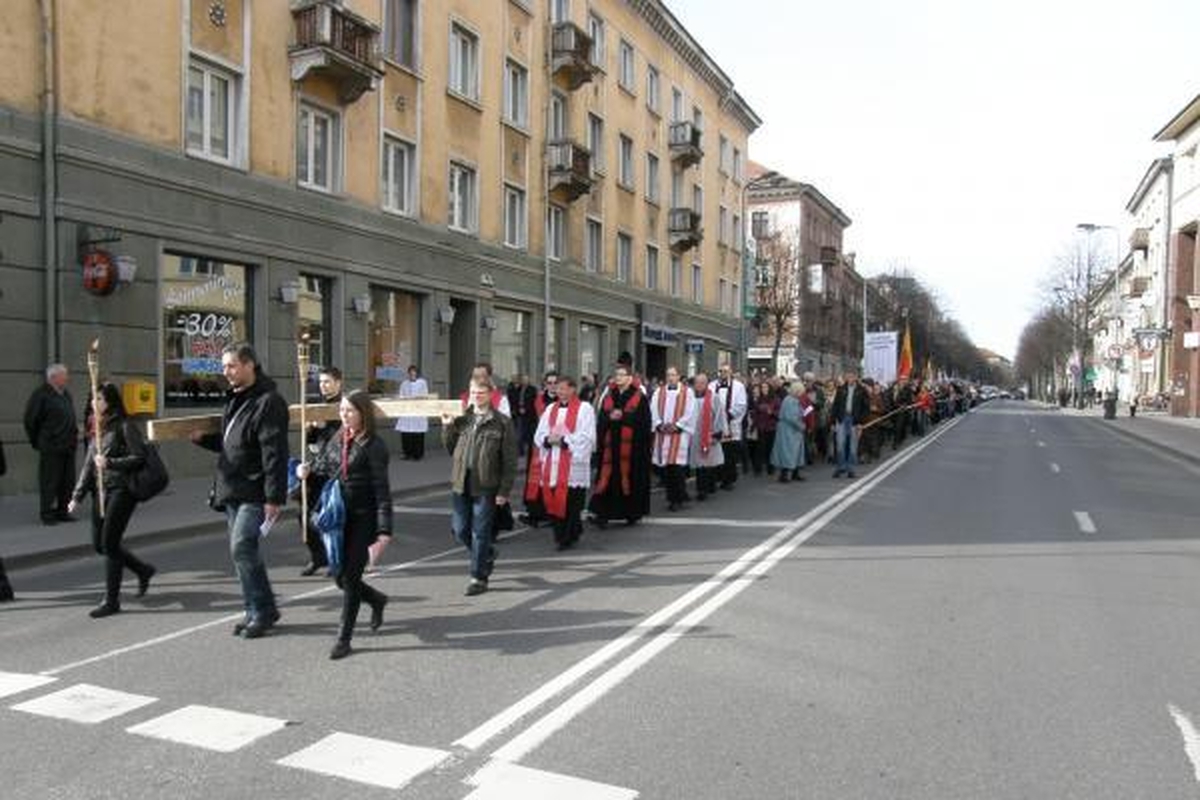 Kristaus kryžiaus kelią ėjo šimtai klaipėdiečių