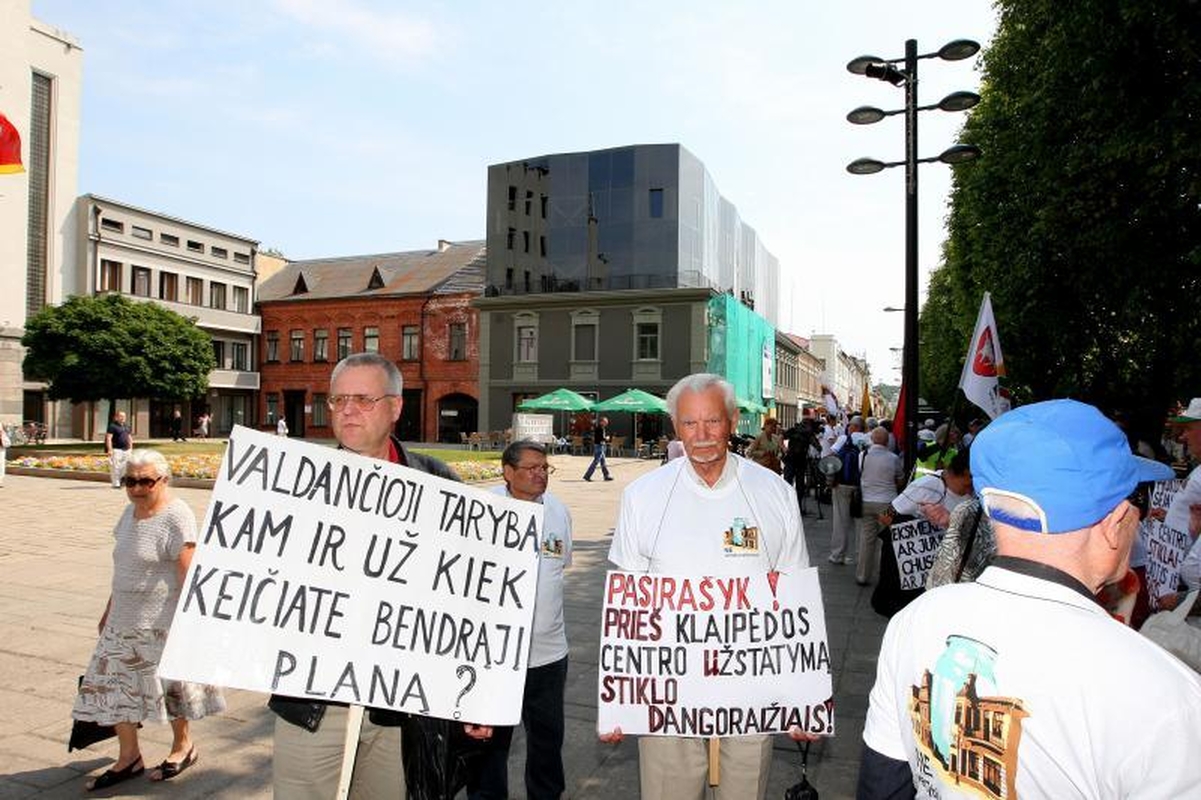 Stiklainio Laisvės alėjoje skandalas: piketuotojai šaukė "Miestą darko" 