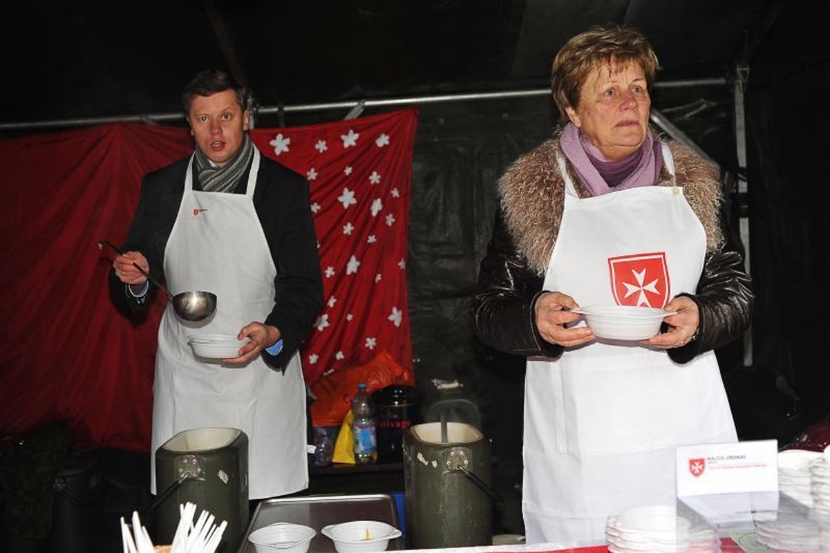 Maltiečiai Rotušės aikštėje dalijo sriubą