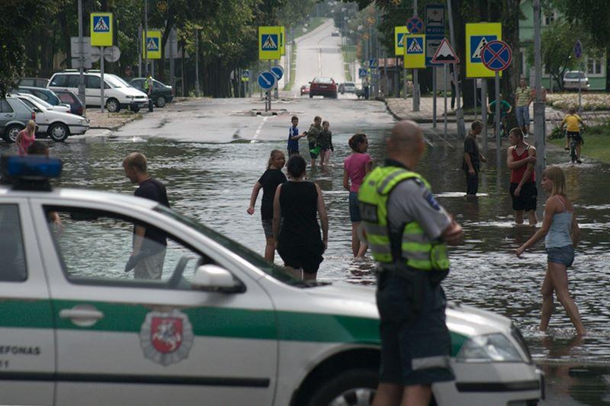 Liūtis užtvindė centrinę Švenčionių gatvę
