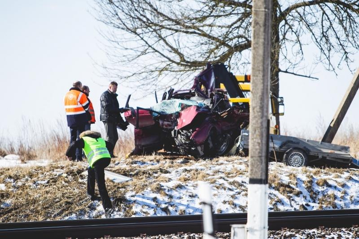 Prie Kaišiadorių susidūrė traukinys ir automobilis, žuvo vairuotojas
