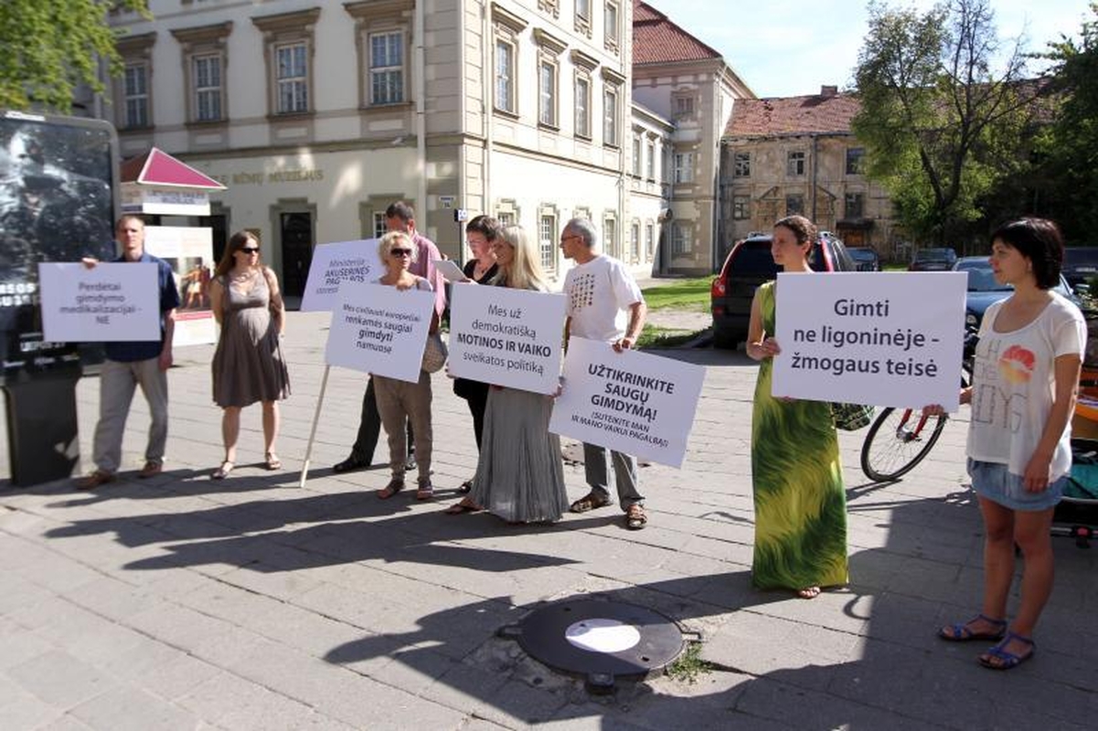 Nevyriausybininkai ragina įteisinti gimdymą namuose