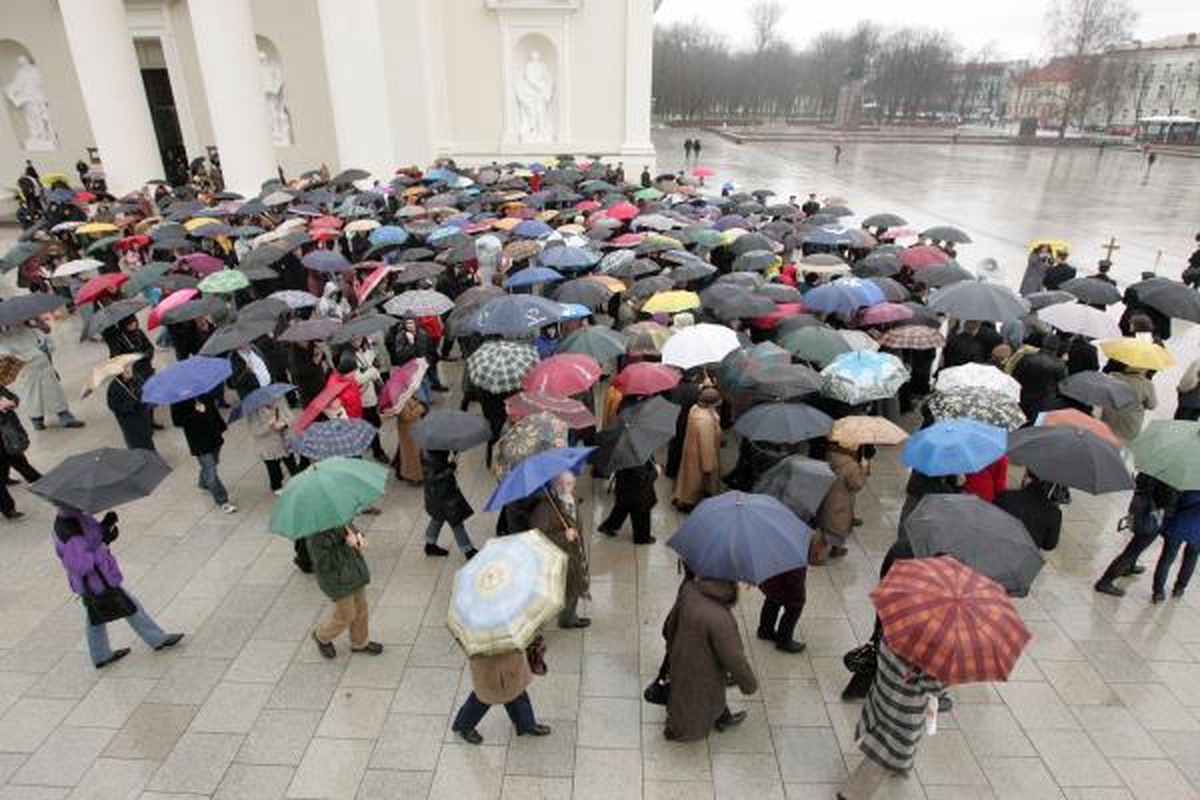 Didįjį penktadienį tikintieji paminėjo eidami Kristaus kryžiaus kelią 