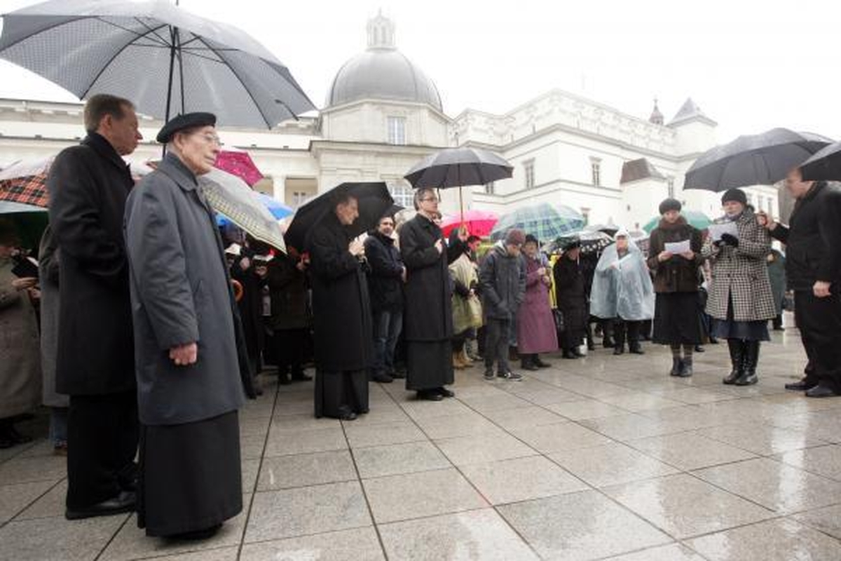 Didįjį penktadienį tikintieji paminėjo eidami Kristaus kryžiaus kelią 
