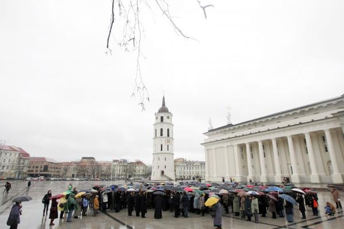 Didįjį penktadienį tikintieji paminėjo eidami Kristaus kryžiaus kelią 