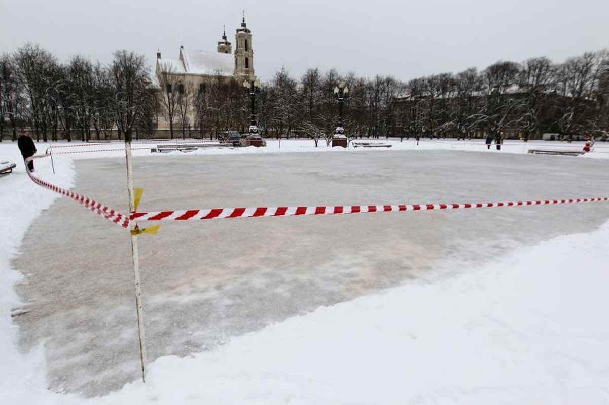 Lukiškių aikštėje išlieta čiuožykla – kol kas ne miestiečių malonumams