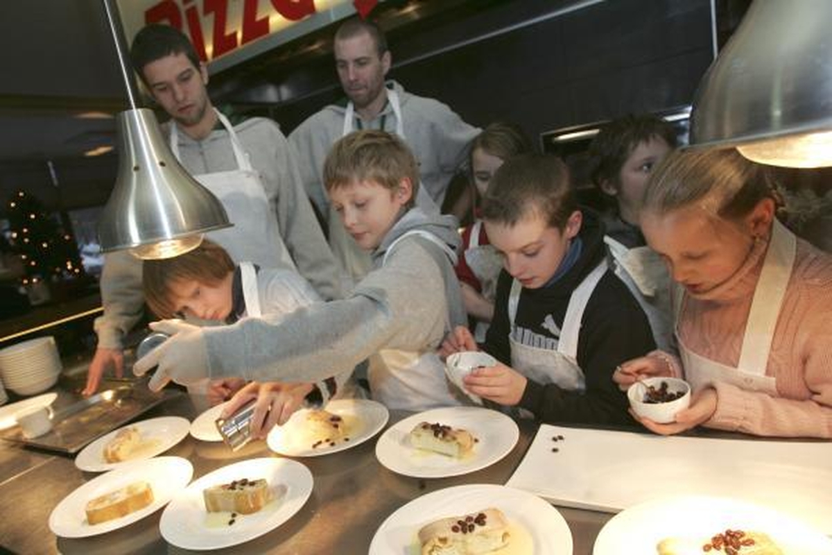 Vaikai austrišką pyragą kepė kartu su "Žalgiriu"
