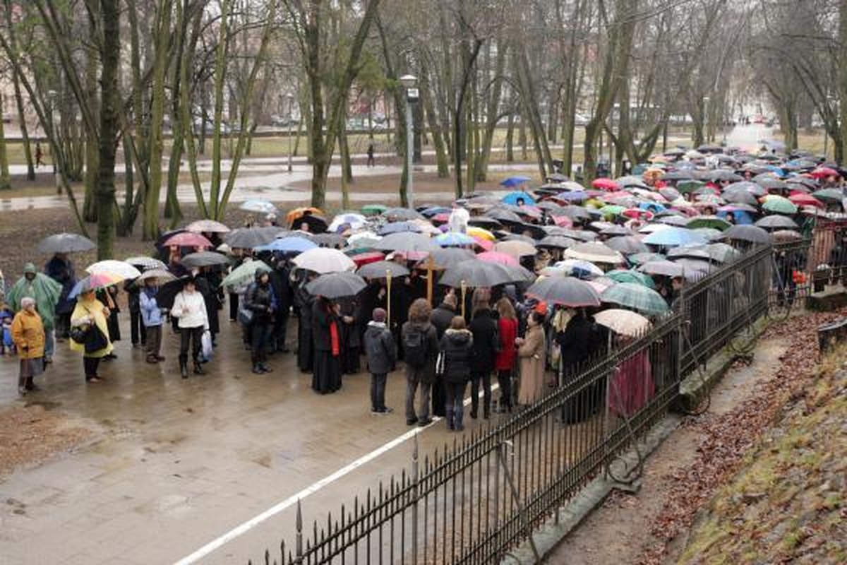 Didįjį penktadienį tikintieji paminėjo eidami Kristaus kryžiaus kelią 