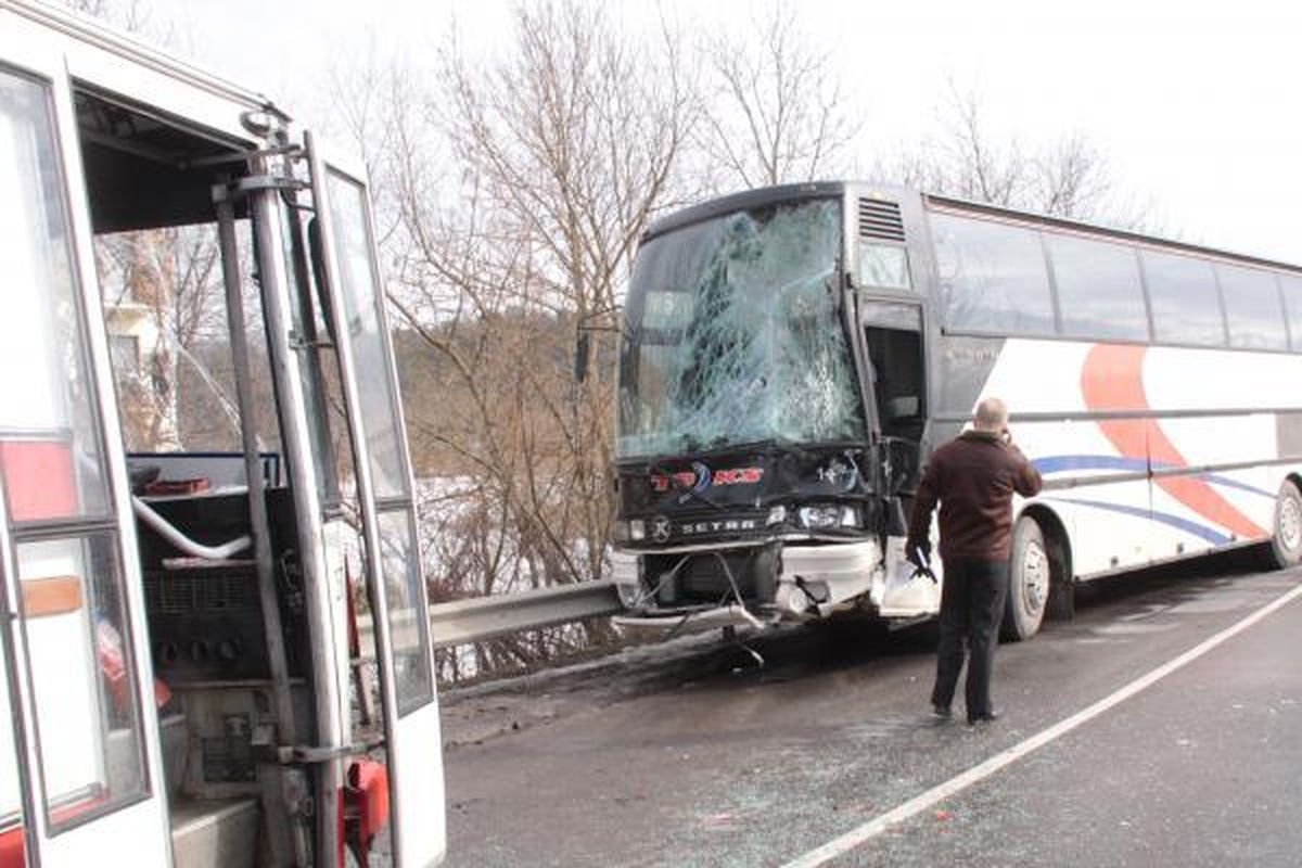 Susidūrę autobusai Kaune užtvėrė Raudondvario tiltą (papildyta)