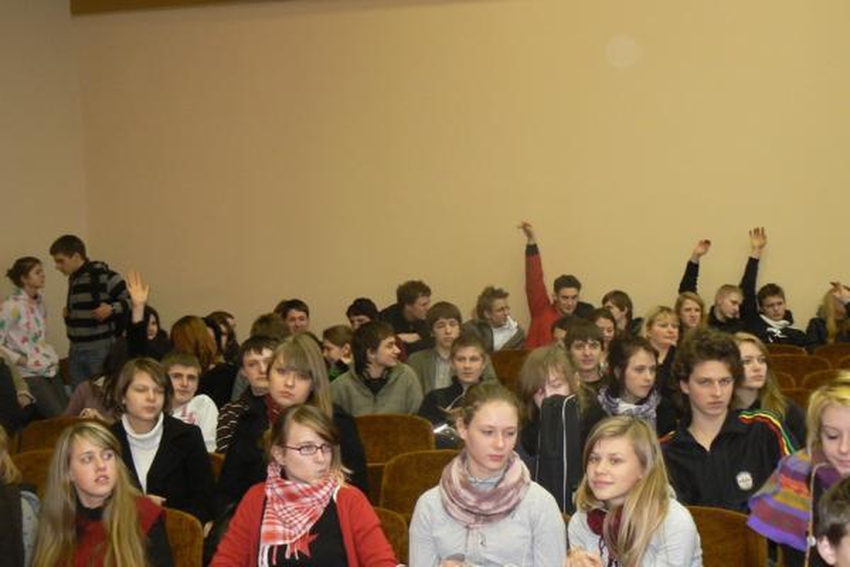 Sostinės gimnazistai kūrė „šviečiančias“ drabužių kolekcijas