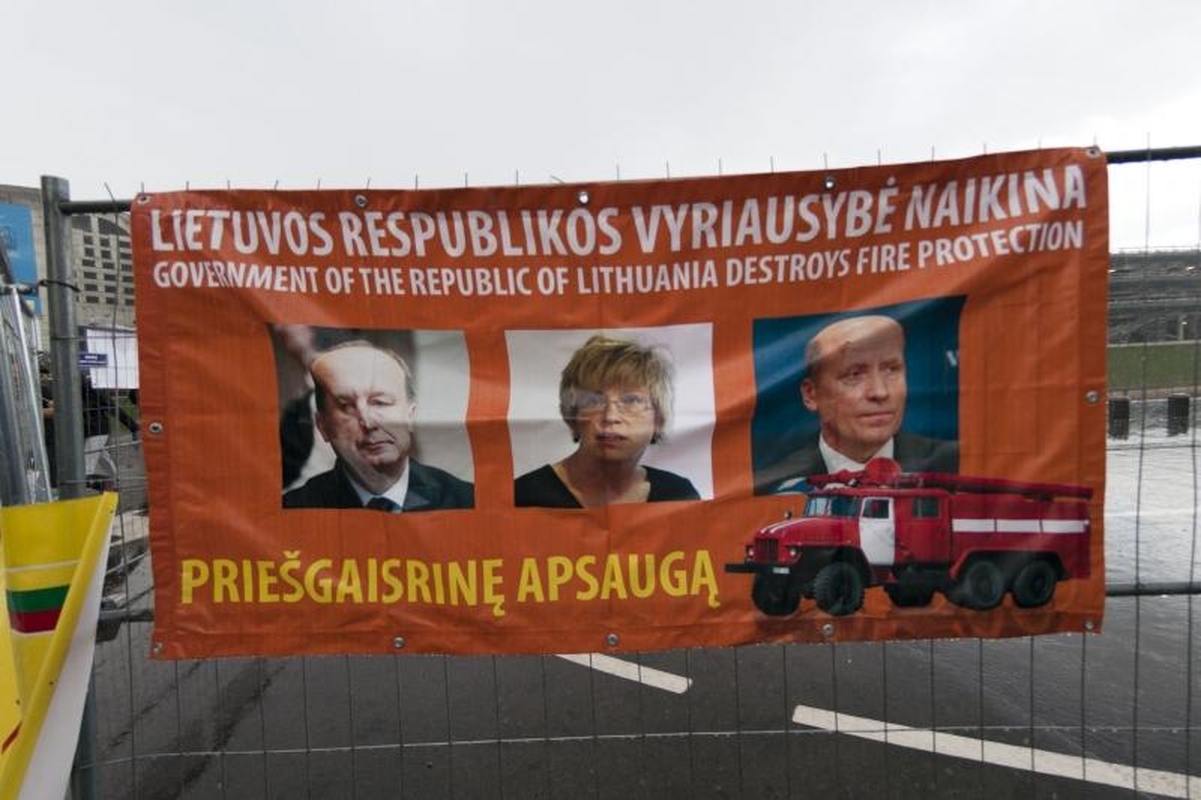 Prie „Žalgirio“ arenos – ugniagesių piketas