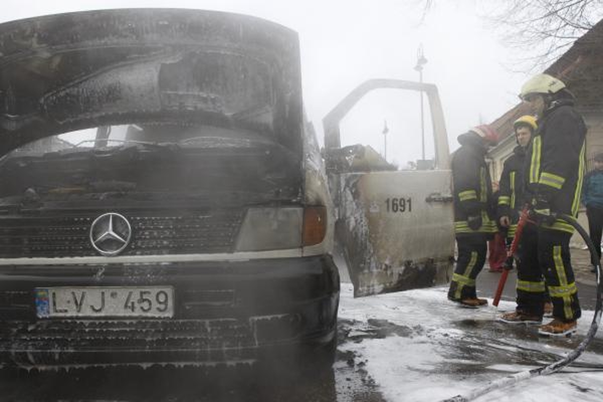 Vilniuje liepsnojo inkasatorių automobilis su pinigais (papildyta)