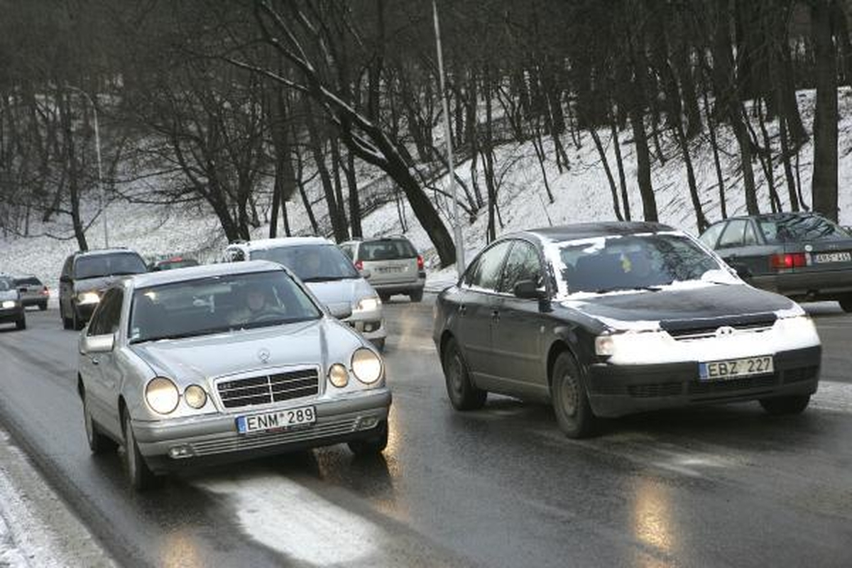 Žiema Kaune: rytą vairuotojus pasitiko snieguotos įkalnės (papildyta)