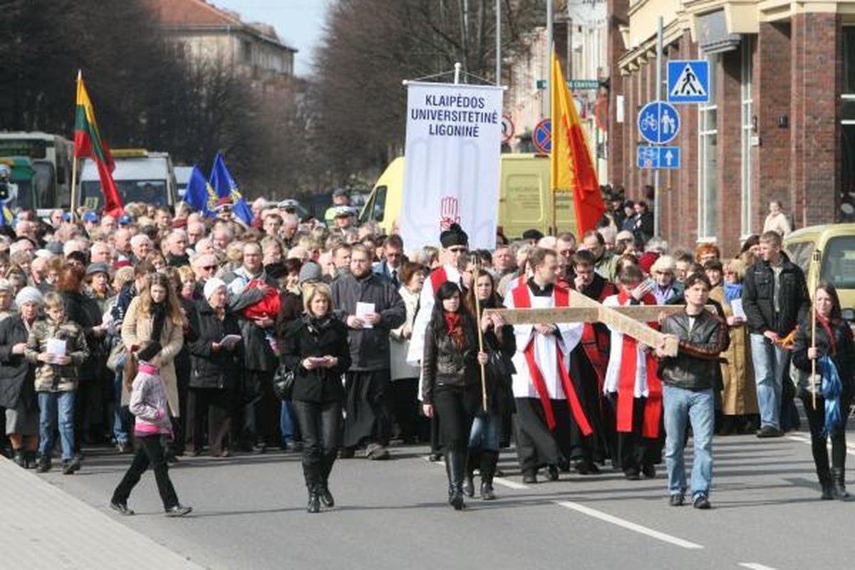 Kristaus kryžiaus kelią ėjo šimtai klaipėdiečių