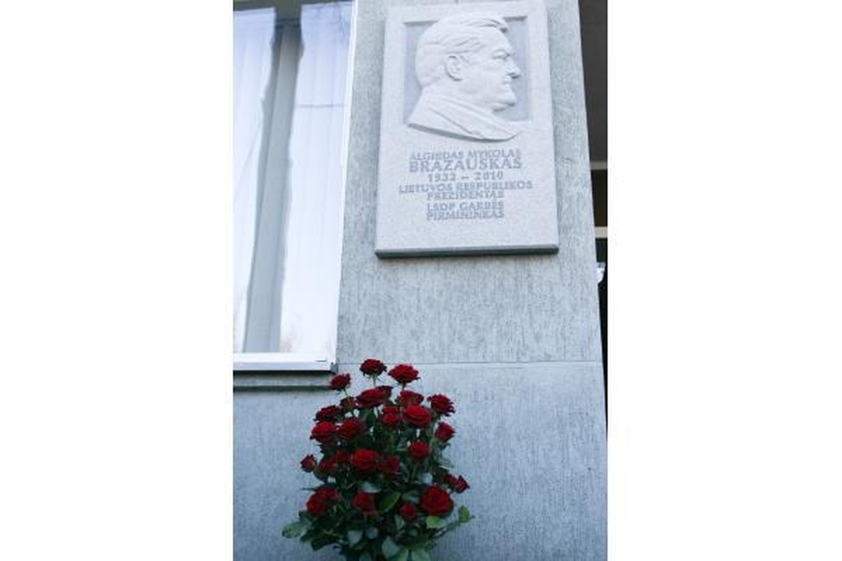 Vilniuje atidengta paminklinė lenta A.M.Brazauskui 