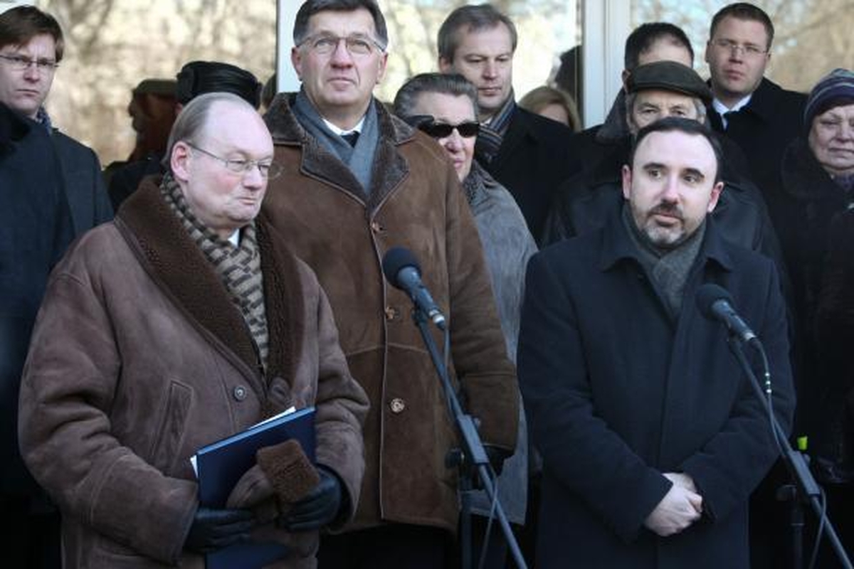 Vilniuje atidengta paminklinė lenta A.M.Brazauskui 