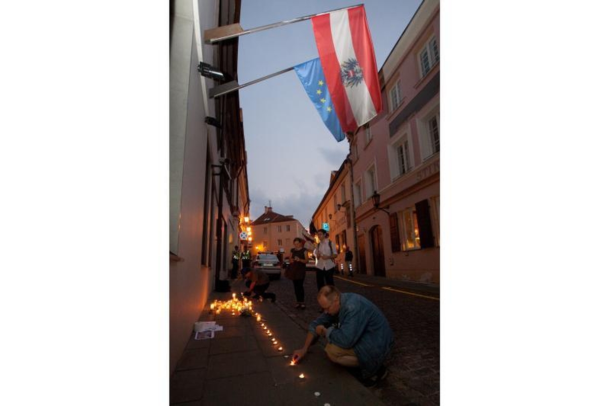 Prie Austrijos ambasados žmonės uždegė žvakutes 