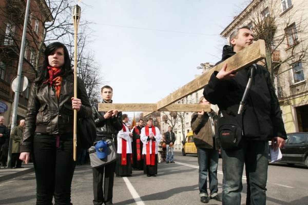Kristaus kryžiaus kelią ėjo šimtai klaipėdiečių