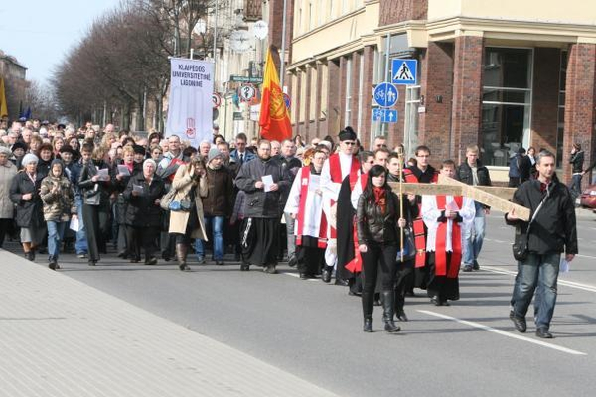 Kristaus kryžiaus kelią ėjo šimtai klaipėdiečių