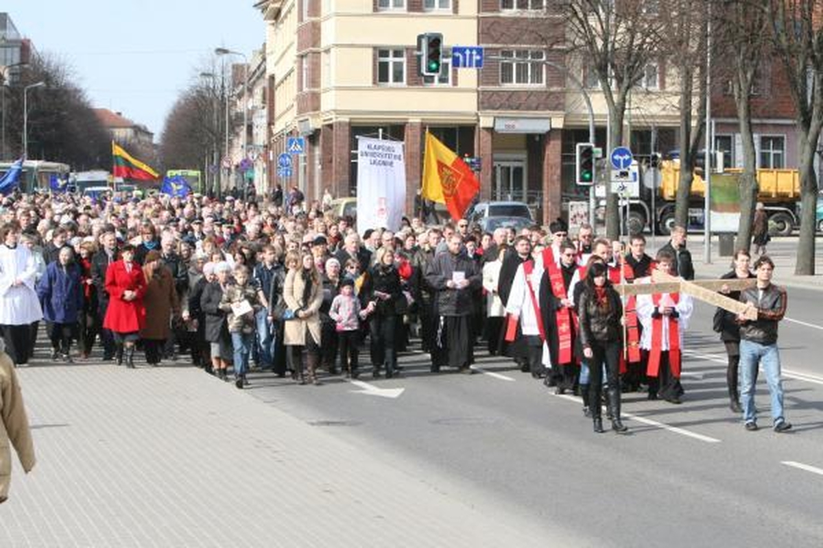 Kristaus kryžiaus kelią ėjo šimtai klaipėdiečių