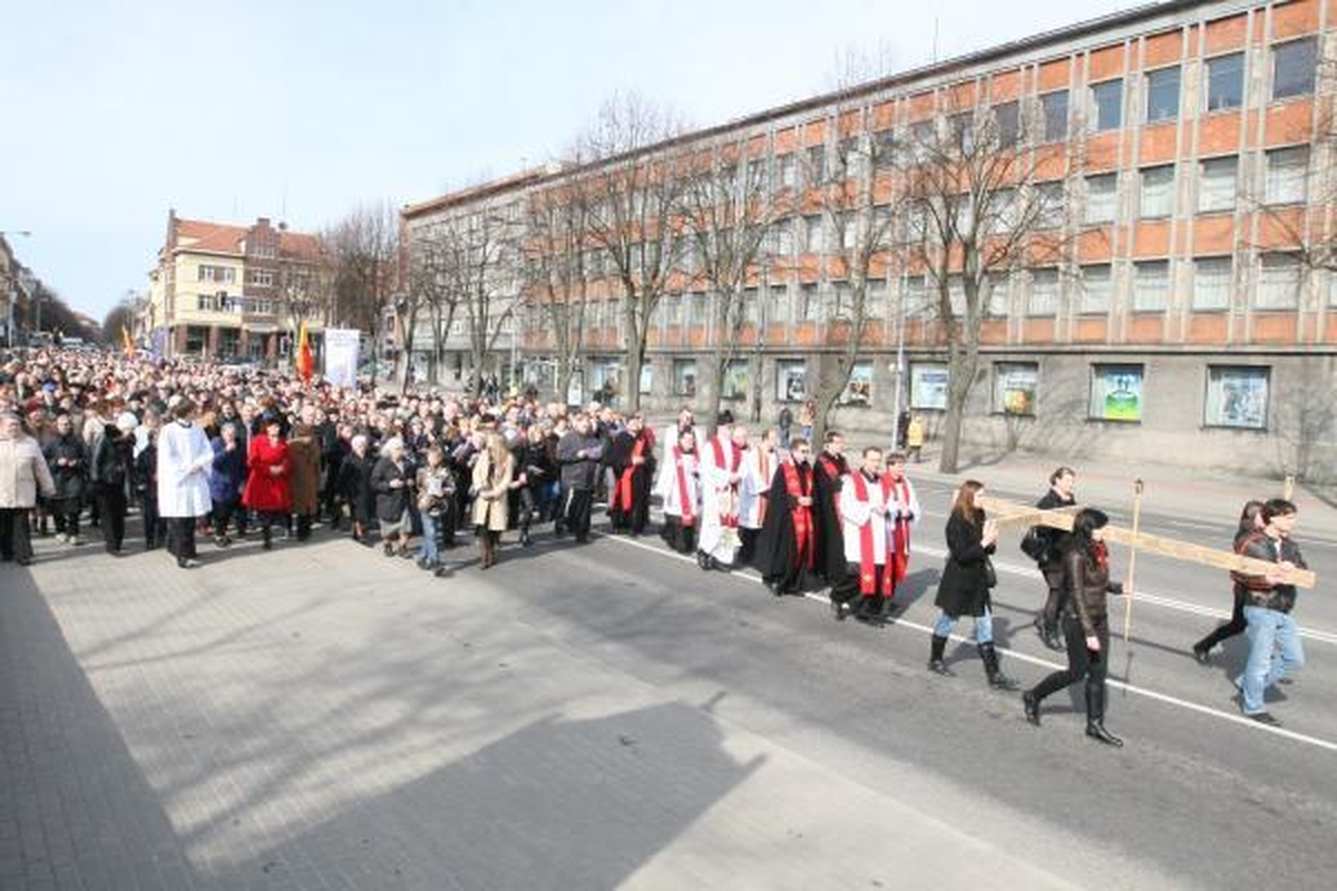 Kristaus kryžiaus kelią ėjo šimtai klaipėdiečių