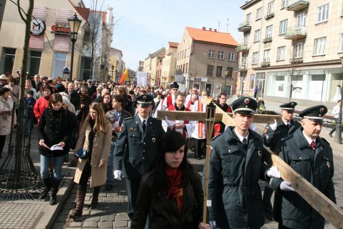 Kristaus kryžiaus kelią ėjo šimtai klaipėdiečių