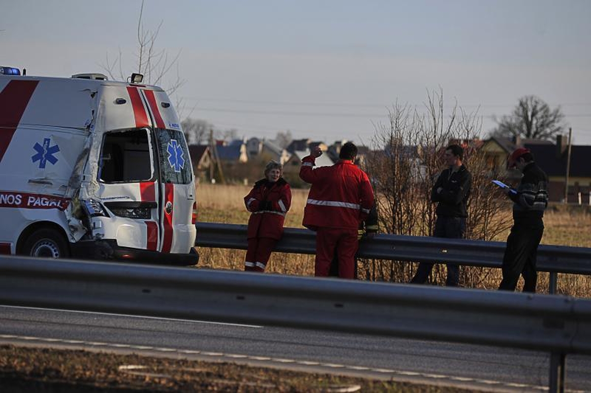 Prie Rumšiškių deganti žolė sukėlė dvi avarijas