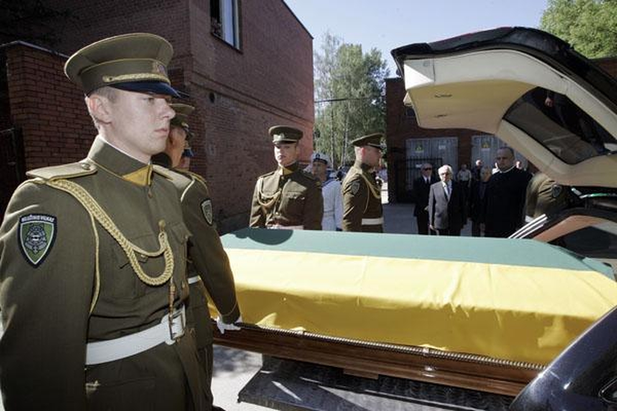 Žmonės ateina pasakyti "sudie" išėjusiam prezidentui