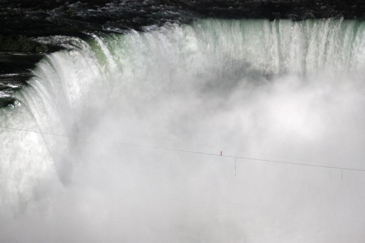 Pribloškiantis triukas: akrobatas perėjo lynu virš Niagaros krioklio