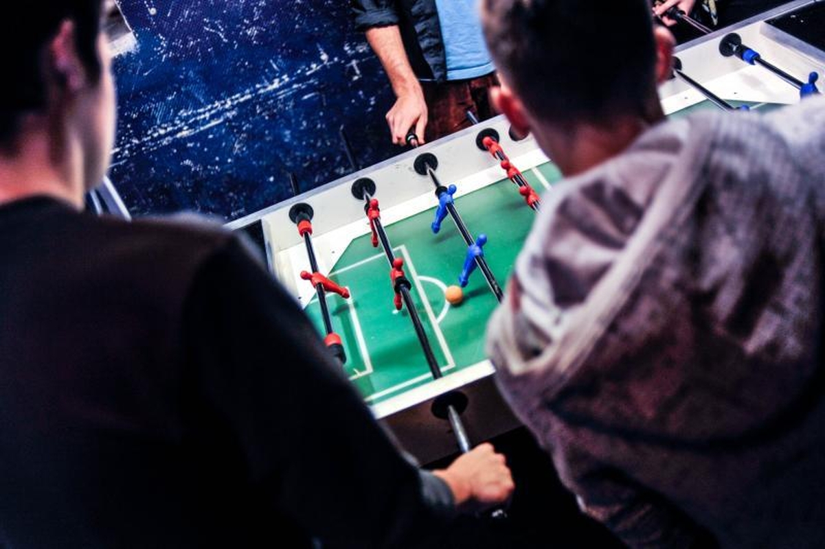 Rankomis žaidžiamas futbolas – irgi sportas