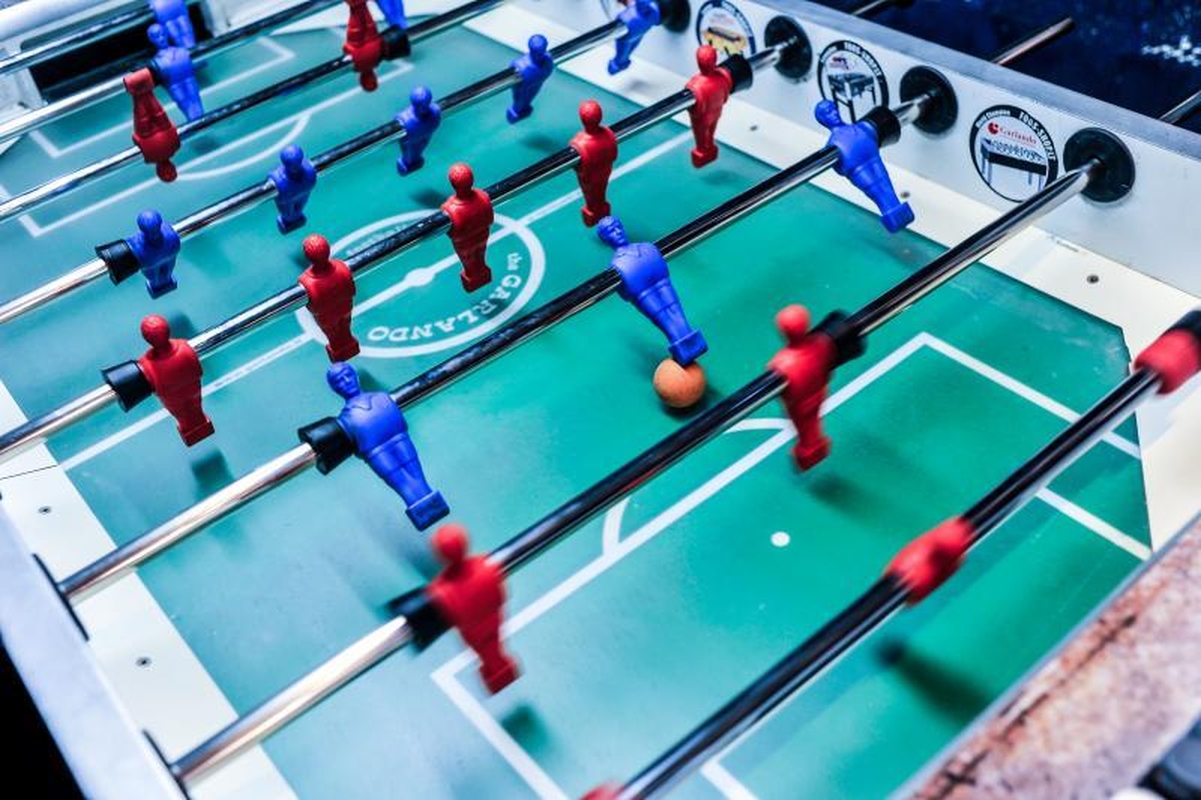 Rankomis žaidžiamas futbolas – irgi sportas