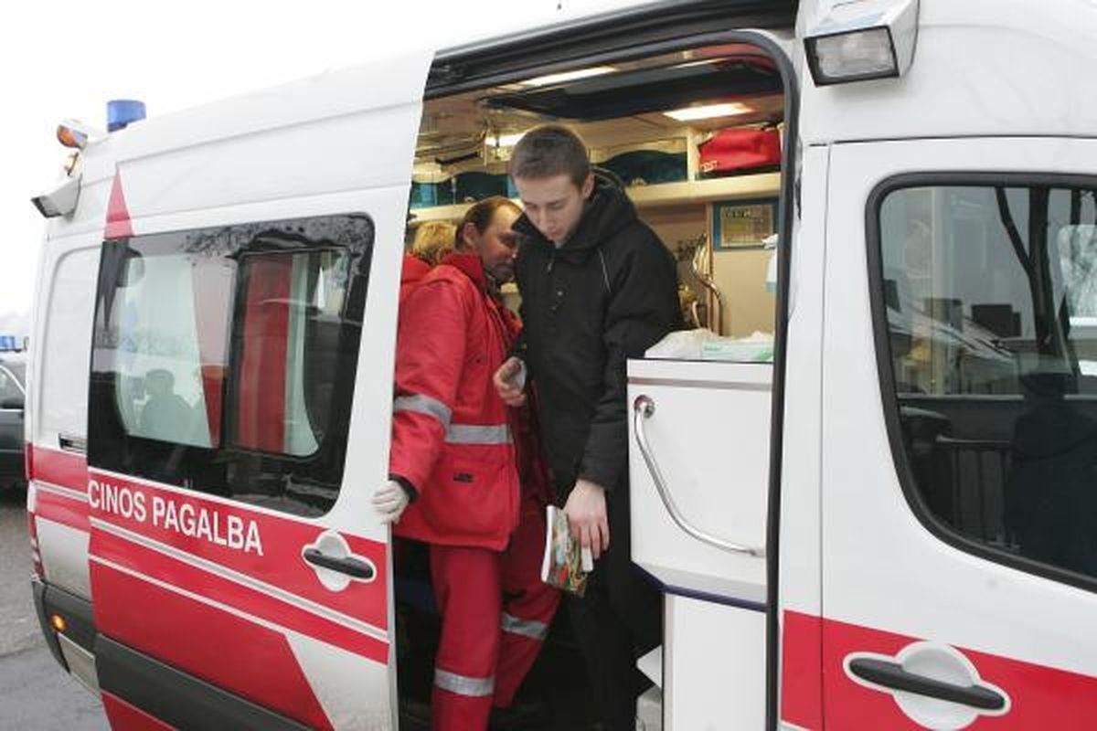 Mikroautobusas prie Vytauto bažnyčios nuvažiavo nuo kelio (papildyta)