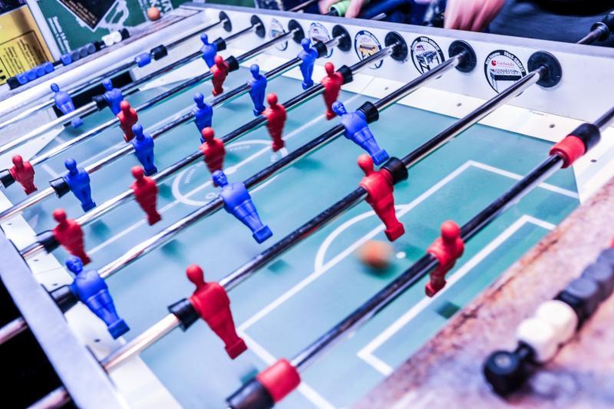 Rankomis žaidžiamas futbolas – irgi sportas