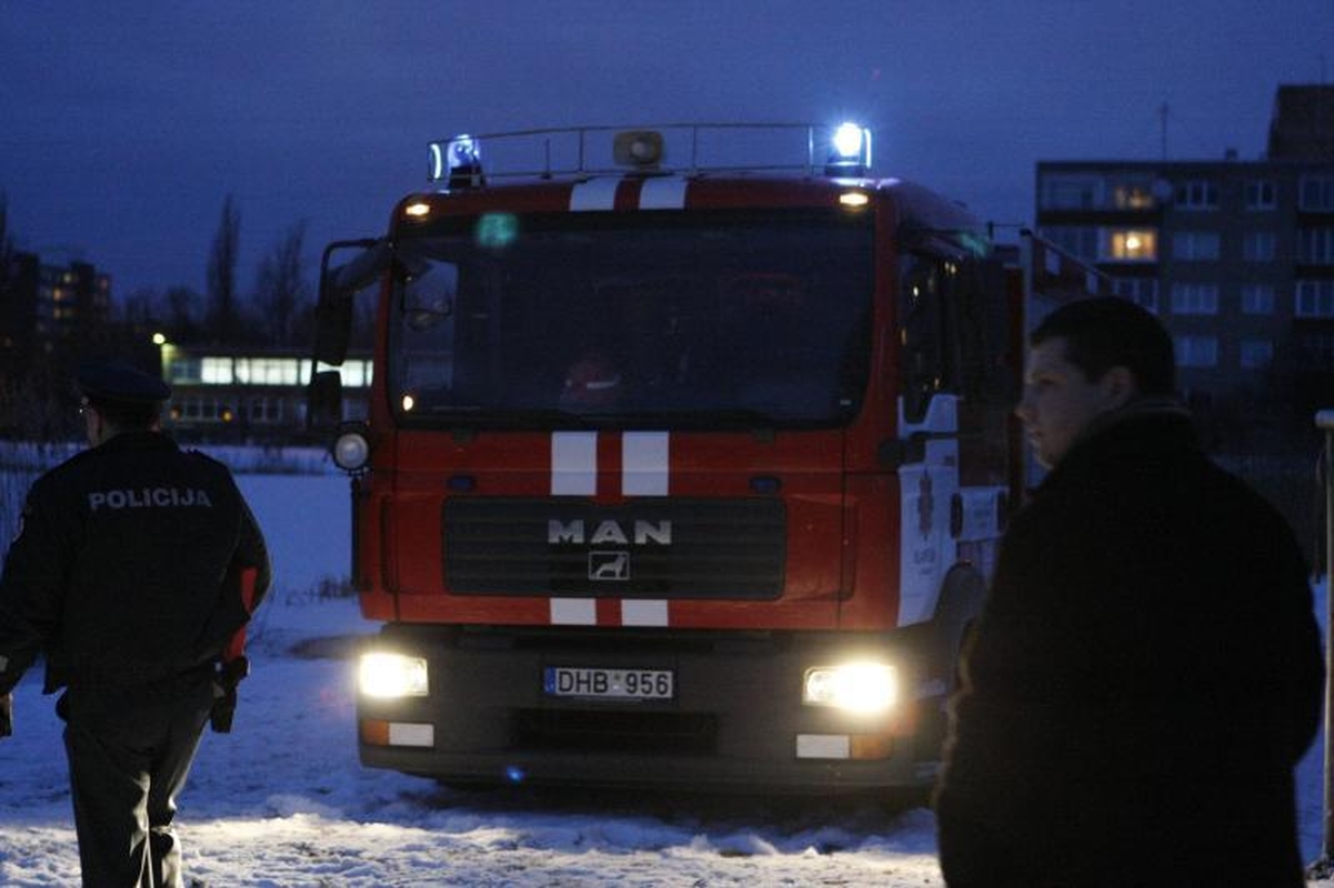 Klaipėdoje į tvenkinį įkrito du vaikai  