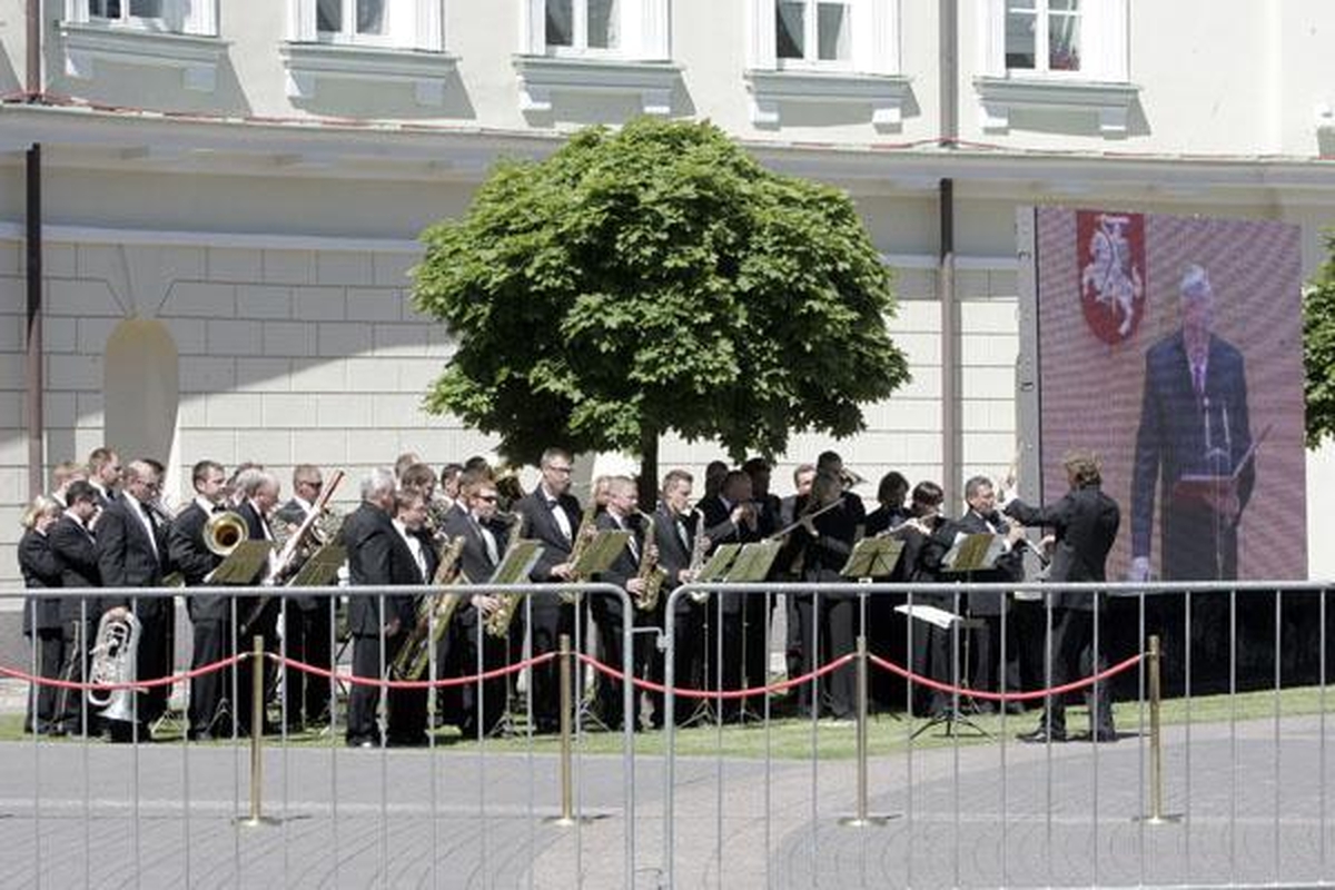 Žmonės ateina pasakyti "sudie" išėjusiam prezidentui