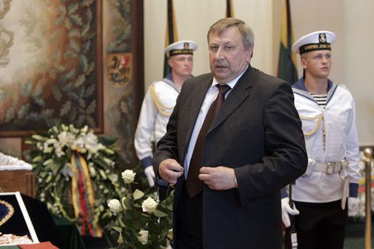 Žmonės ateina pasakyti "sudie" išėjusiam prezidentui