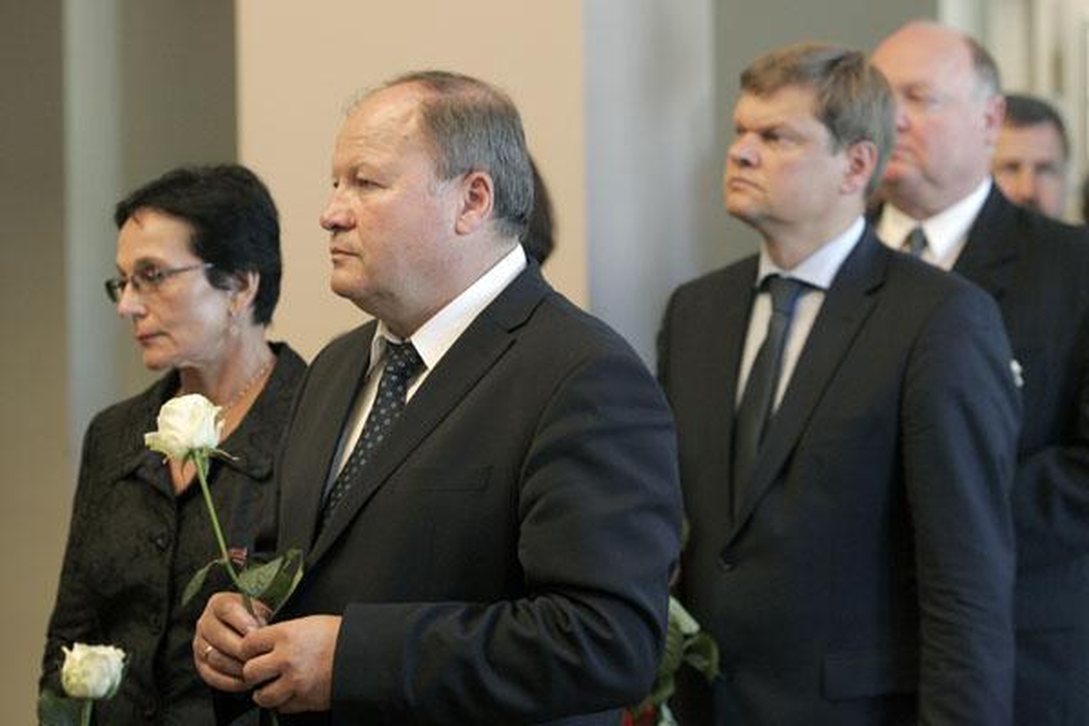 Žmonės ateina pasakyti "sudie" išėjusiam prezidentui