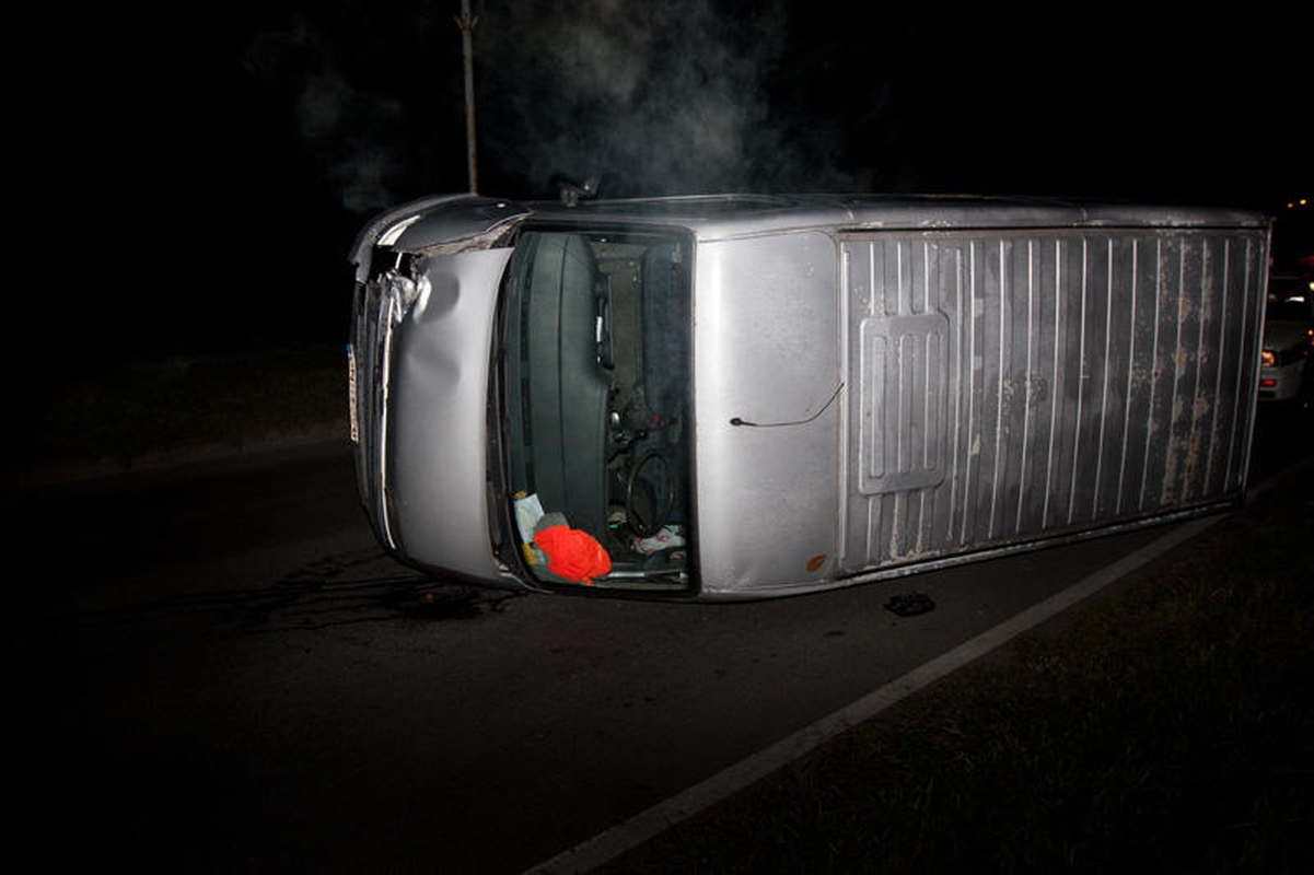 Vilniuje krovininis automobilis nuvertė stulpą ir apvirto