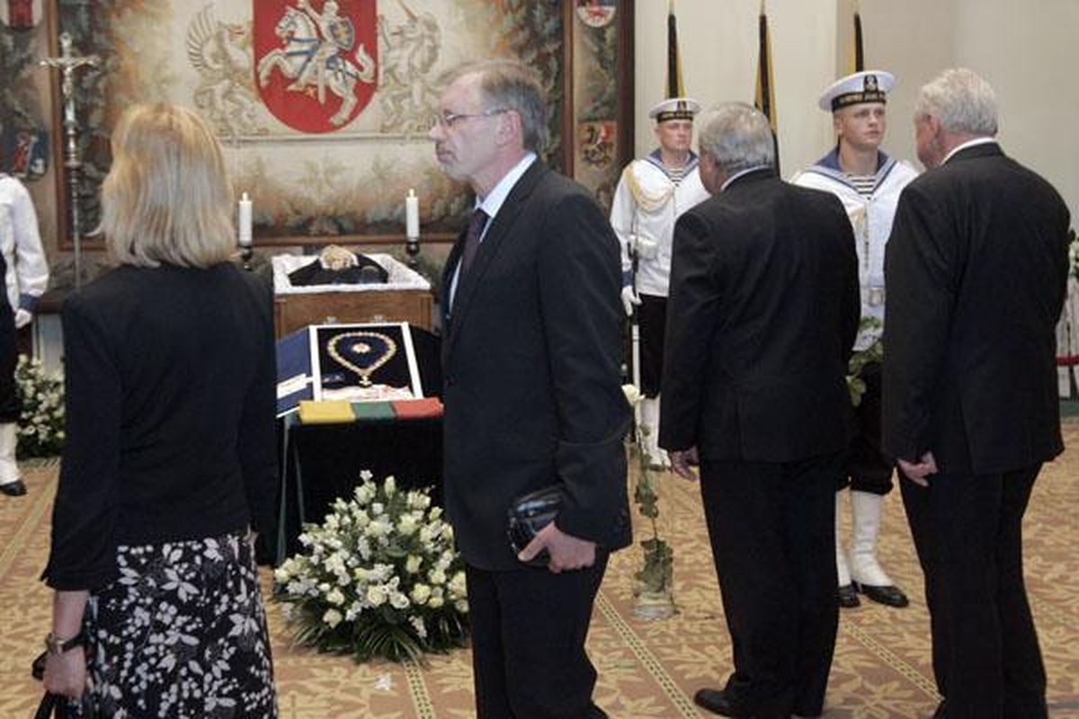 Žmonės ateina pasakyti "sudie" išėjusiam prezidentui