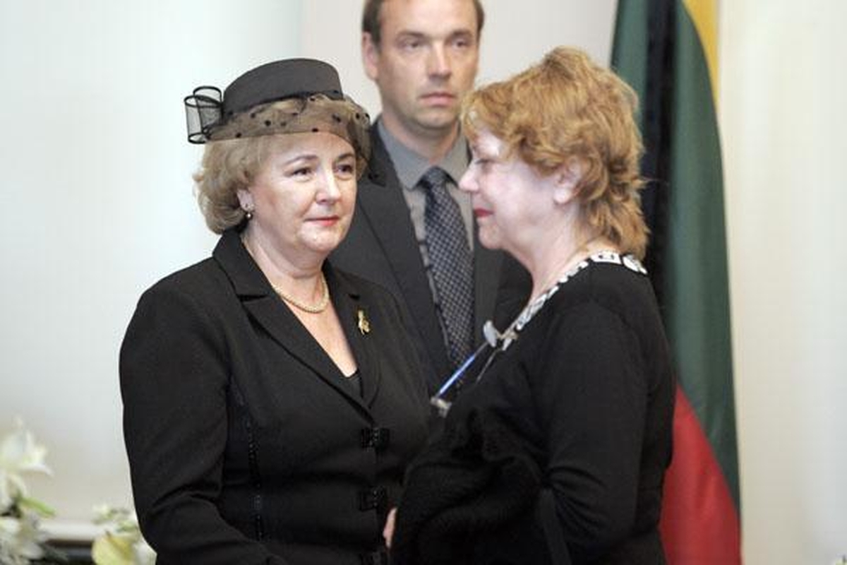 Žmonės ateina pasakyti "sudie" išėjusiam prezidentui