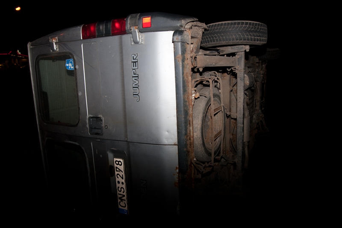 Vilniuje krovininis automobilis nuvertė stulpą ir apvirto