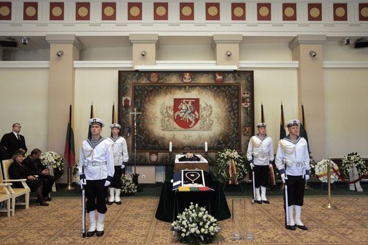 Žmonės ateina pasakyti "sudie" išėjusiam prezidentui