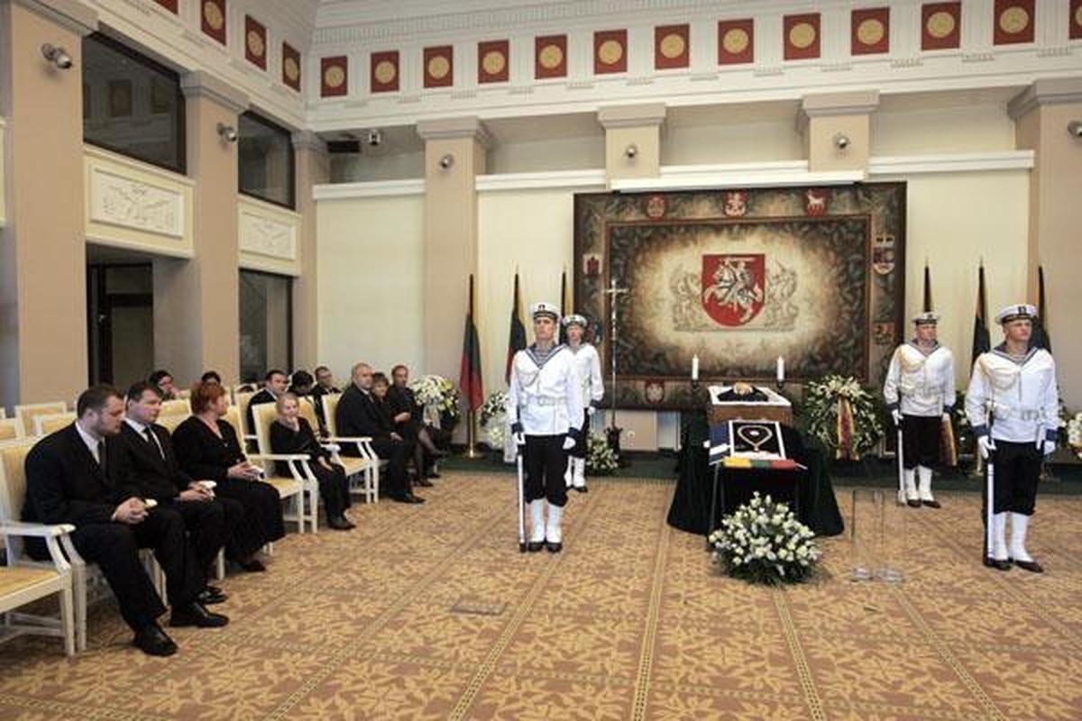 Žmonės ateina pasakyti "sudie" išėjusiam prezidentui