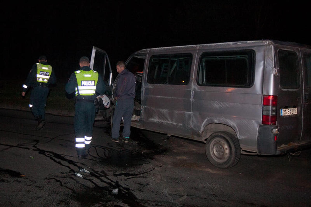 Vilniuje krovininis automobilis nuvertė stulpą ir apvirto