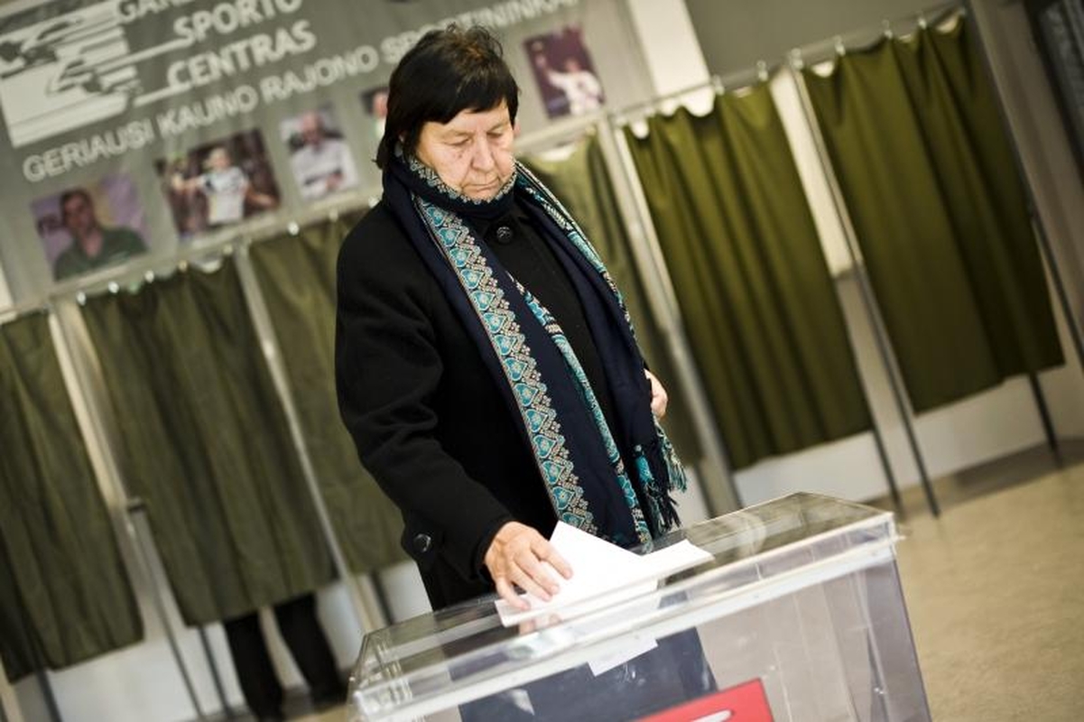 Kauniečiai balsuoti pradėjo anksti, bet vangiai