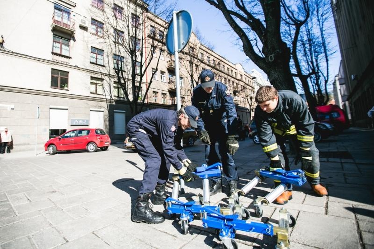 Šilainių tragedijos pamokos: ugniagesiai išbandė naują oro pagalvę