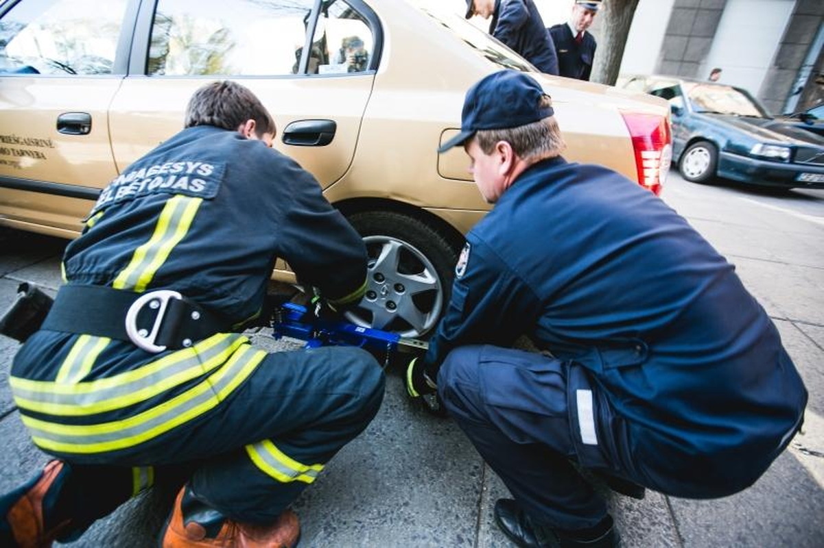 Šilainių tragedijos pamokos: ugniagesiai išbandė naują oro pagalvę