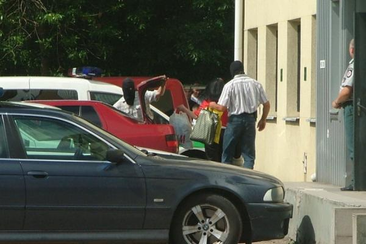 Į susitikimus su dukra L.Stankūnaitė atvežama vis kitu automobiliu